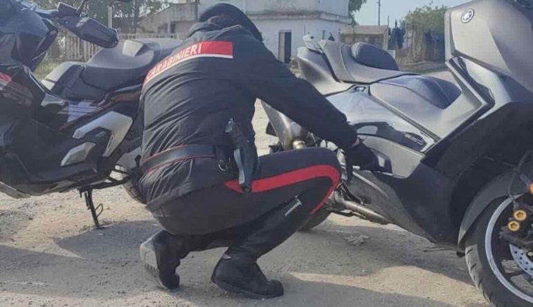 Maxi-sequestro a Mondragone: nel cortile di casa aveva quattro veicoli con i telai «tarocchi»