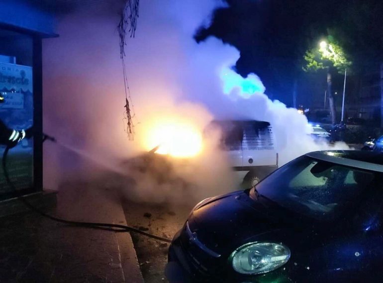 Mistero a Lauro: dato alle fiamme il furgone di un’impresa di pompe funebri