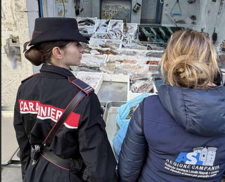 Molluschi senza tracciabilità: blitz anti-epatite A al Vomero e Arenella, 3 negozi nel mirino