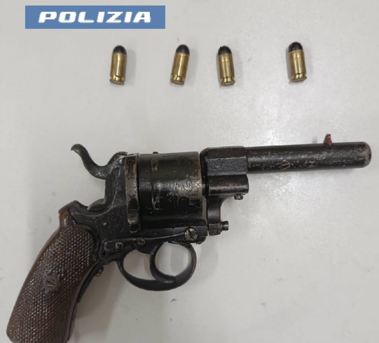 Napoli, 18enne in sala giochi all’Arenaccia con una pistola carica: arrestato dai Falchi