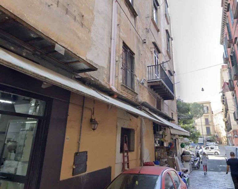 Napoli, 31enne ferito da un colpo d’arma da fuoco al braccio