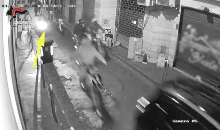 Napoli, le corse clandestine al Vomero: il video della fuga
