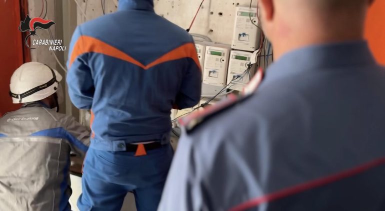 Napoli, 6 condomini denunciati per furto di corrente alle Case Nuove