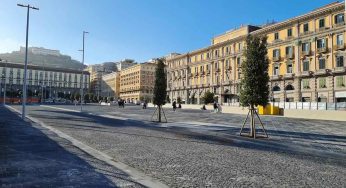 Napoli, palpeggia una giovane in piazza Municipio e tenta la fuga: arrestato un 42enne