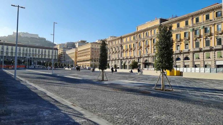 Napoli, aggredisce e rapina una ragazza in Piazza Municipio: 19enne arrestato dalla Polizia