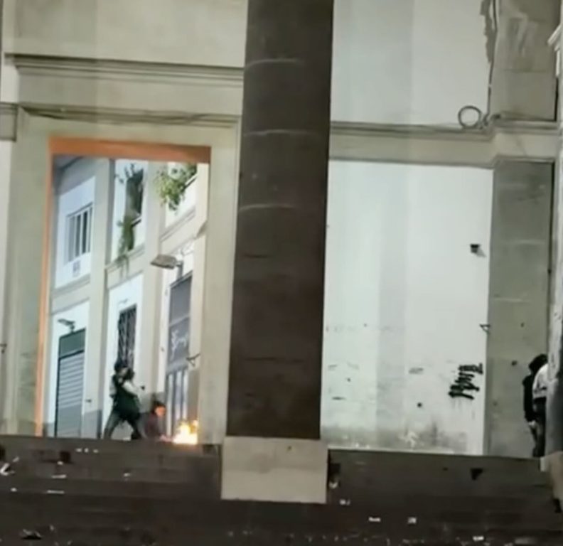 Napoli, baby gang appicca il fuoco in piazza Plebiscito davanti a pattuglia dell’esercito