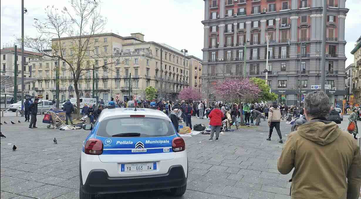 Il blitz della polizia municipale in piazza Garibaldi