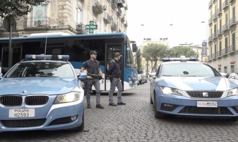 Napoli, blitz della Mobile al «Buvero», sgominata piazza di spaccio nel cuore della città