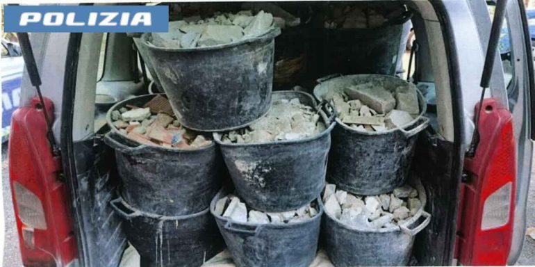 Napoli, bloccato furgone in Tangenziale con quasi una tonnellata di scarti edili, denunciato 50enne