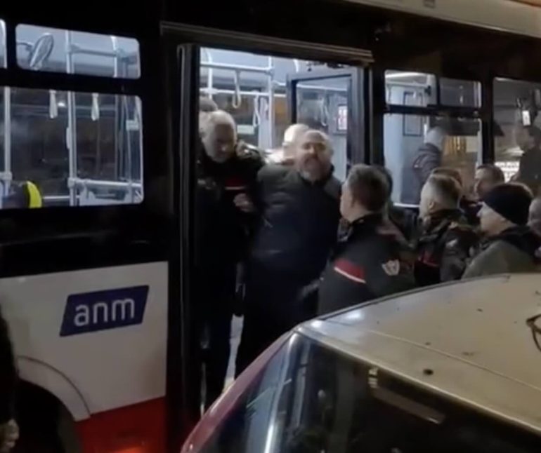 Napoli, suicida in ospedale l’aggressore del bus