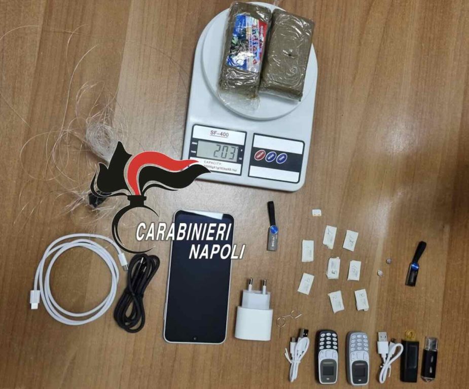 Napoli, drone si impiglia nell’albero e perde il «carico» nell’istituto Salesiani