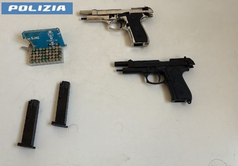 Napoli, follia in Corso Garibaldi: sfonda una vetrina con il monopattino e ruba due pistole. Arrestato 37enne