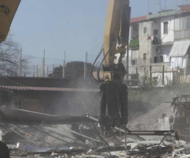 Napoli, giù la villa del clan: in camera il diploma di «miglior boss del mondo»