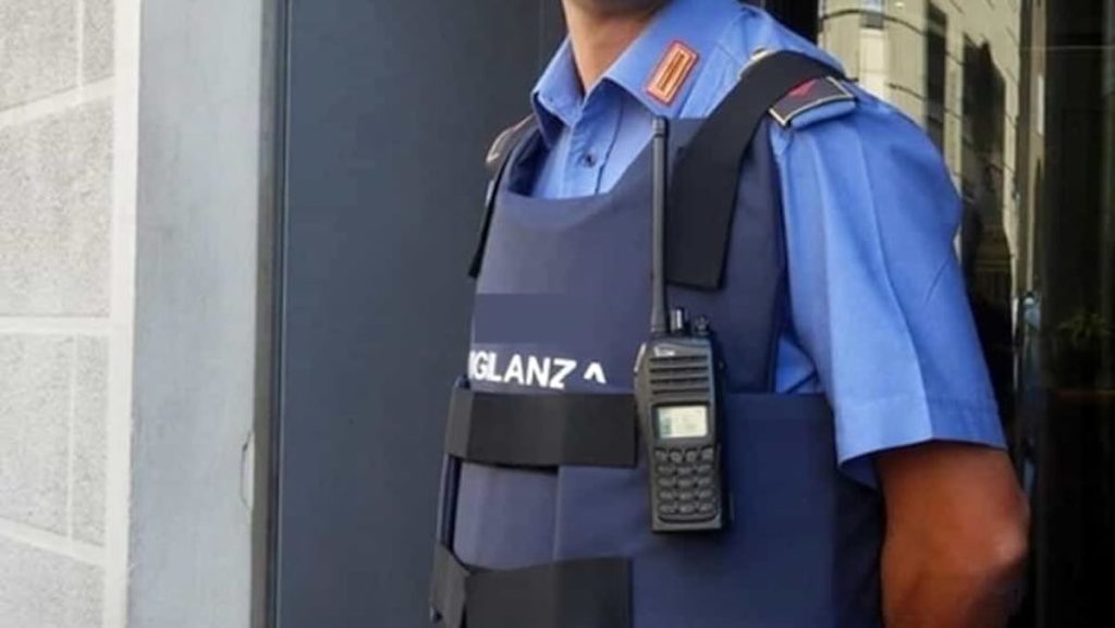 Napoli, guardia giurata si suicida in casa: aveva 45 anni