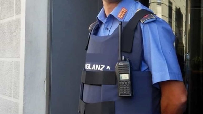 Napoli, guardia giurata si suicida in casa: aveva 45 anni