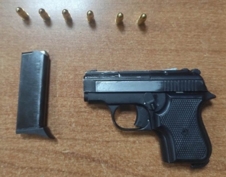 Napoli, in fuga dalla polizia gettano la pistola dal finestrino: arrestati