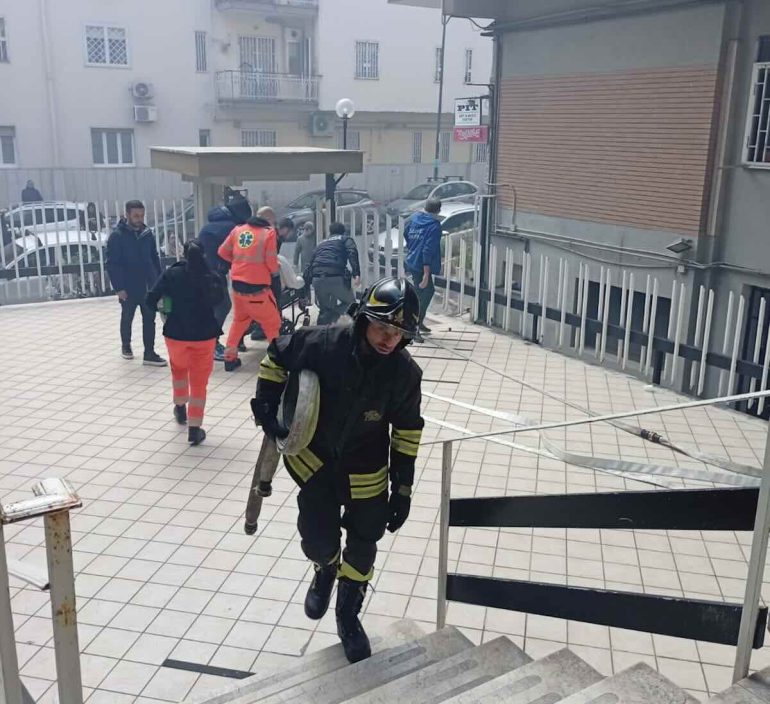 Napoli, incendio a Fuorigrotta: donna salvata dalla scorta di Borrelli e dai vigili del fuoco