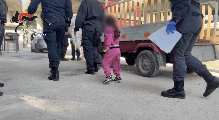 Napoli, Inferno sotto il viadotto: roghi tossici e tensioni nel campo rom di Poggioreale