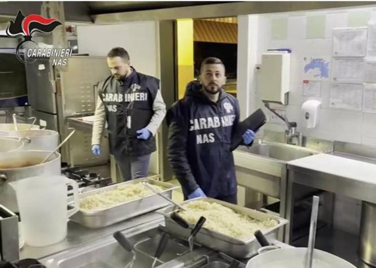 Napoli, insetti nella mensa ospedaliera: attività sospesa dai Nas. Contaminazione anche a Salerno