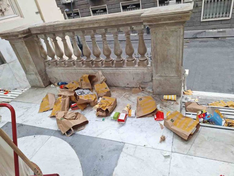 I rifiuti lasciati nella Galleria Umberto