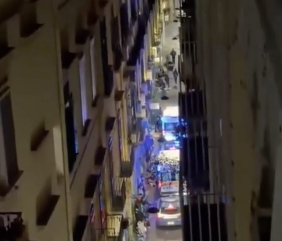 Napoli, maxi rissa in vicoletto Belledonne a Chiaia: giovani feriti