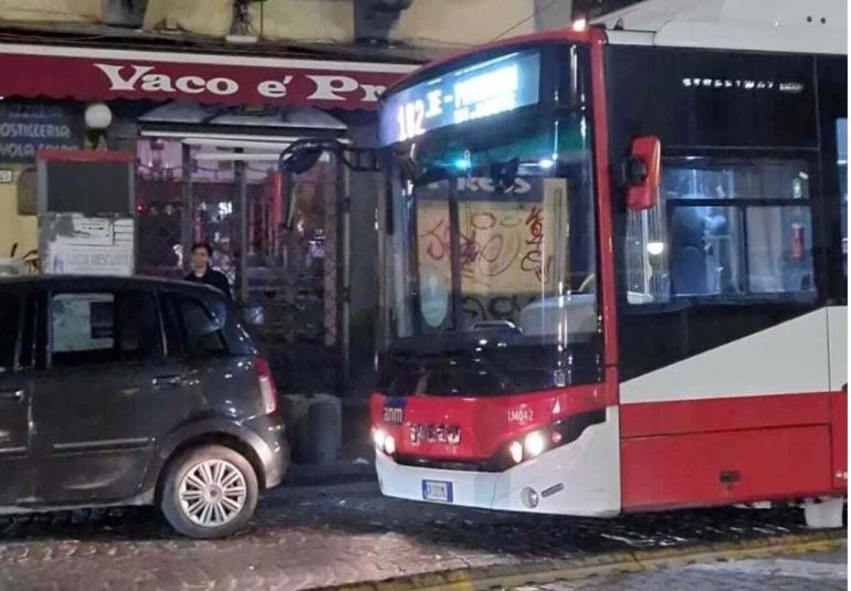 Napoli, notte di follia a Piazza Dante: auto lasciata in sosta selvaggia blocca tutti i bus