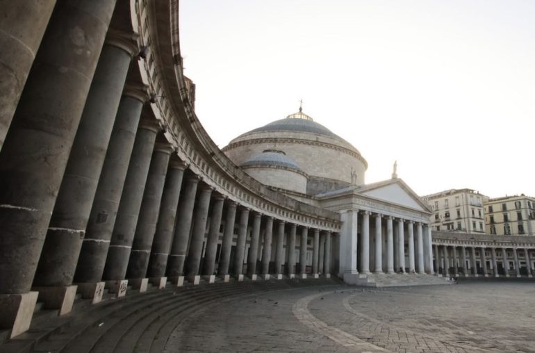 Napoli, paura in Piazza Plebiscito: si stacca una pietra dal colonnato