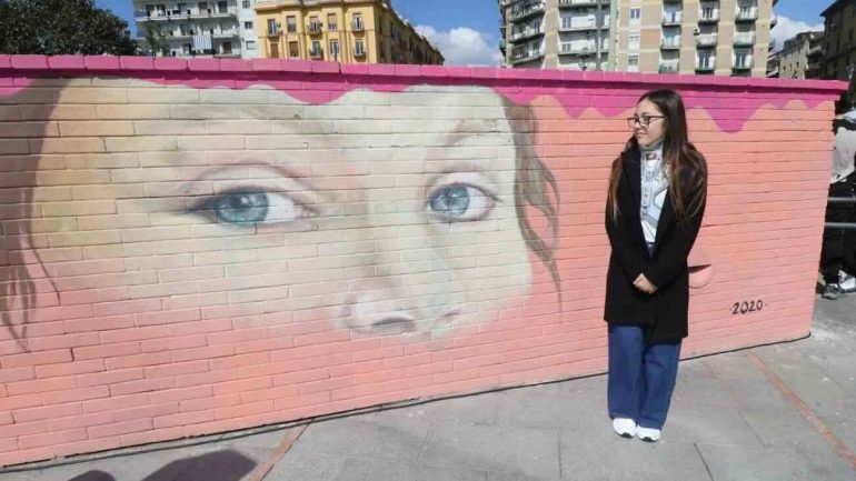 Napoli, piazza Nazionale abbraccia Noemi, inaugurato il murales della rinascita