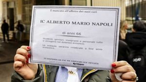 Napoli, protesta dei genitori all’istituto Alberto Mario: bambini a casa e sit-in davanti alla scuola