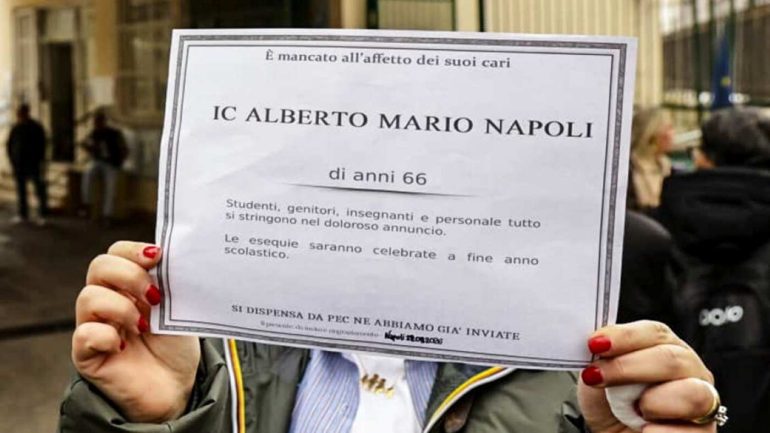 Napoli, protesta dei genitori all’istituto Alberto Mario: bambini a casa e sit-in davanti alla scuola