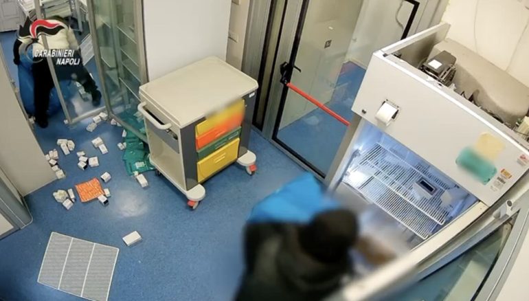 Napoli, rubavano antitumorali al Policlinico con l’aiuto della guardia giurata: 10 arresti