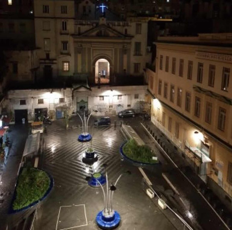 Napoli, sabato di sangue in Piazzetta Montecalvario: 30enne accoltellato. E’ in fin di vita
