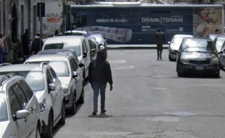 Napoli, scippa la borsa a una conoscente in via Bologna: inseguito e arrestato