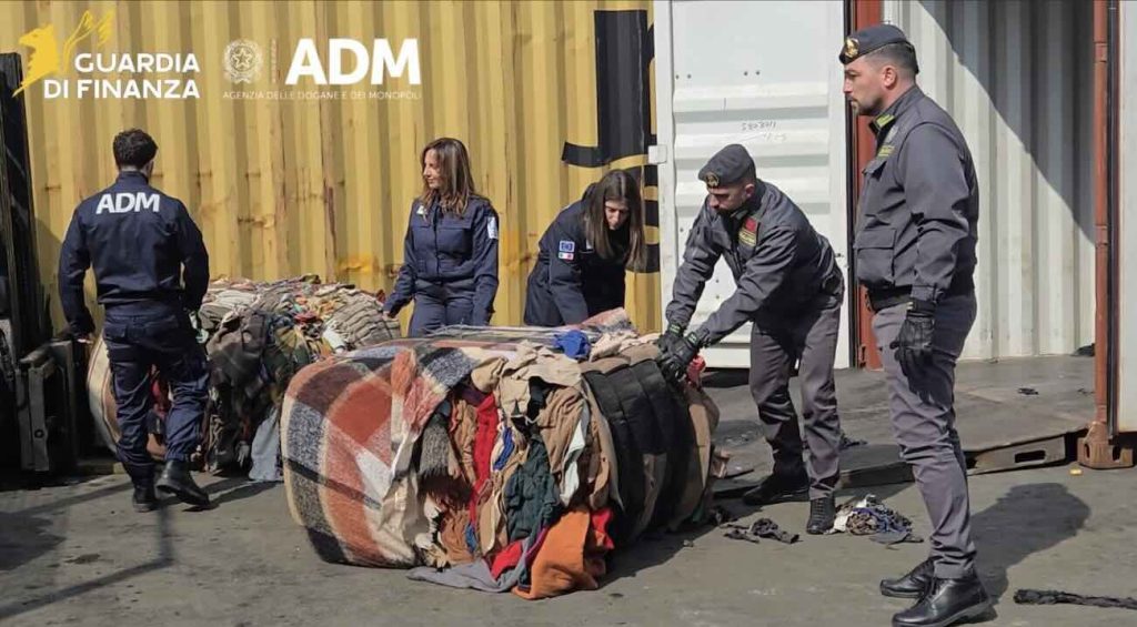 Napoli, sequestrate nel porto 130 tonnellate di rifiuti tessili dirette in Nigeria