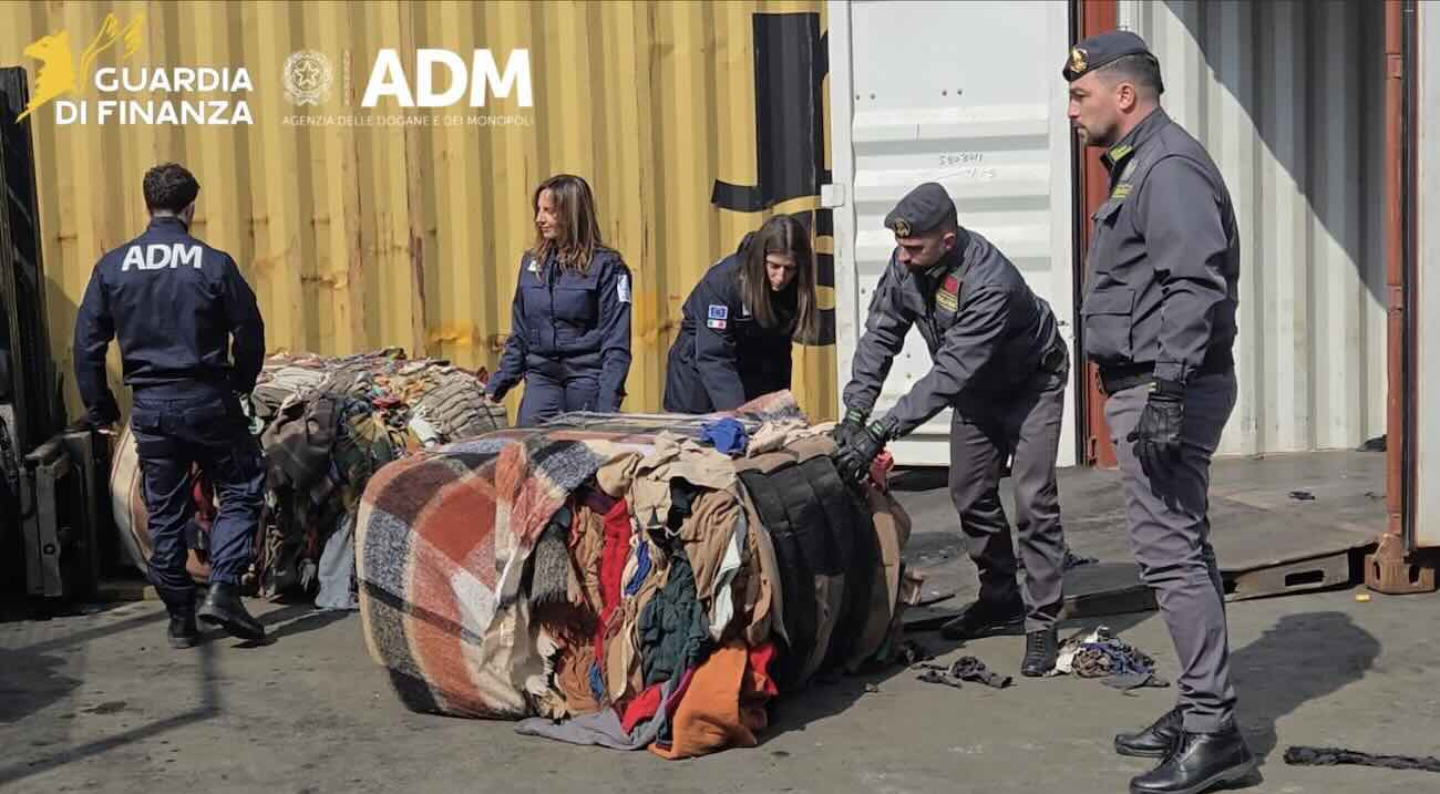 Napoli, sequestrate nel porto 130 tonnellate di rifiuti tessili dirette in Nigeria