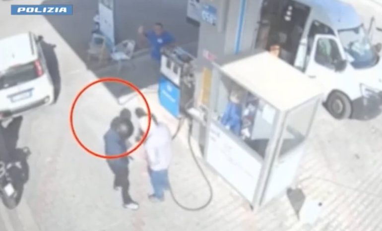 I rapinatori in azione ripresi dalle telecamere