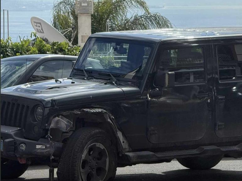 Napoli, SUV senza assicurazione travolge auto scuola e fugge: fermato dai cittadini