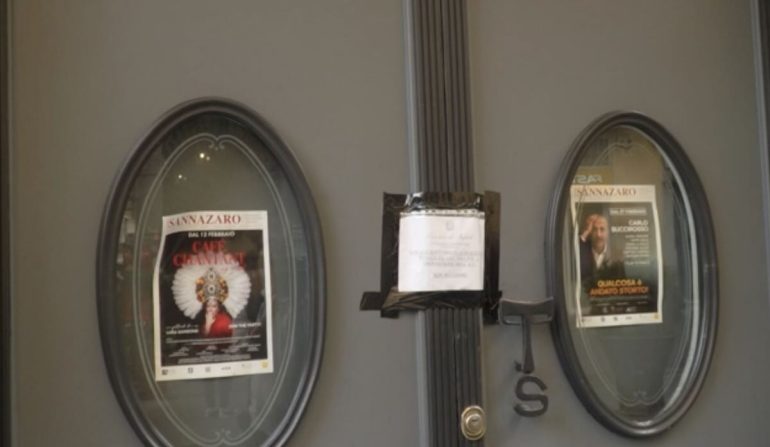 Napoli, Teatro Sannazaro, la rabbia dei residenti: «Su di noi è calato il silenzio»