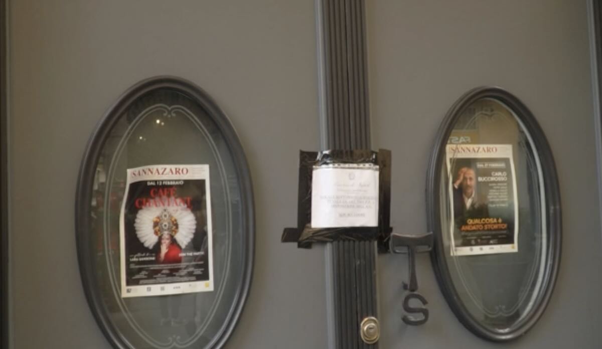 L'ingresso del teatro Sannazaro