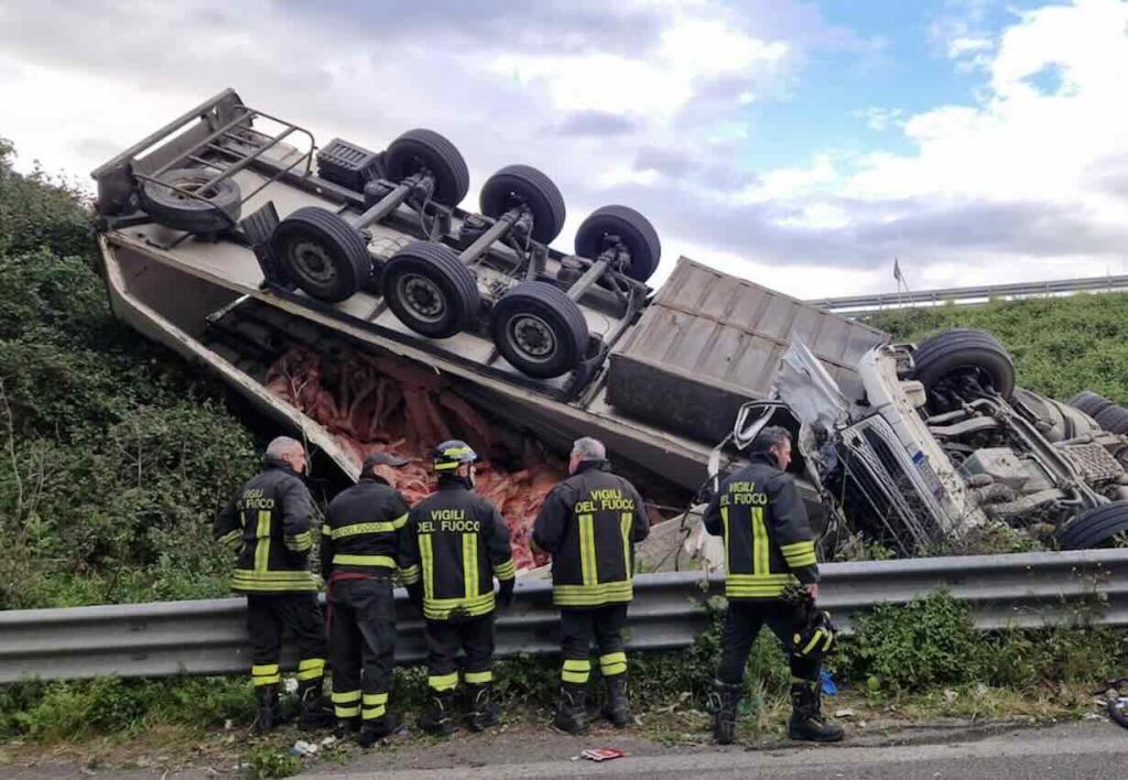 Napoli, Tir precipita dal cavalcavia e si ribalta sulla SS162: conducente grave in ospedale