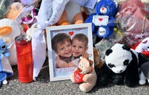 Nola, l’ultimo saluto al piccolo Domenico: folla in Duomo per i funerali