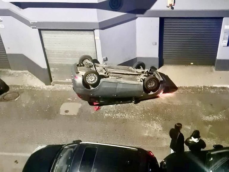 Notte di paura al Vomero: auto si ribalta dopo una curva a folle velocità
