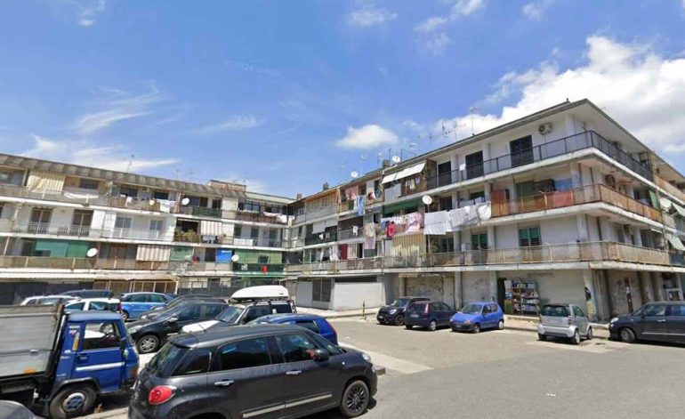 Pianura, pusher 40enne arrestato in cantina: sequestrati crack, hashish e soldi