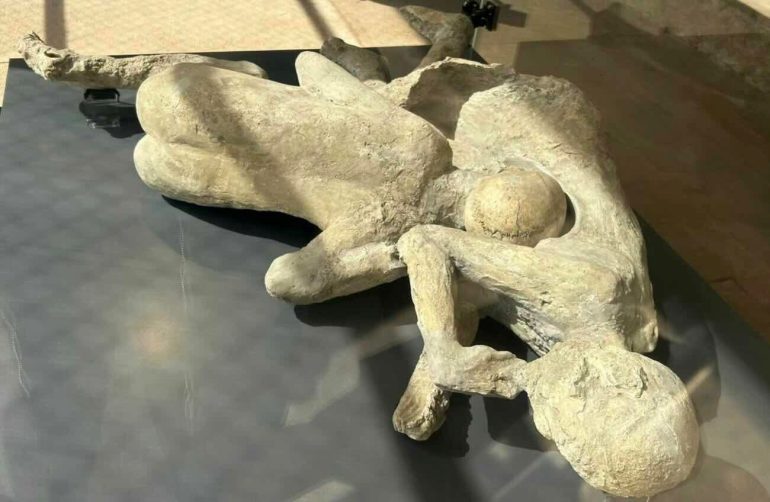Pompei, il volto della tragedia: i calchi delle vittime in mostra permanente alla Palestra Grande