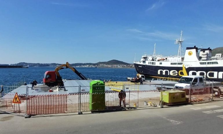 Pozzuoli, cede la cima della gru sul pontone: due operai feriti, uno è gravissimo