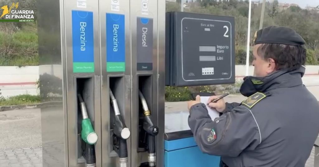 Prezzi dei carburanti, controlli della Guardia di Finanza nel Beneventano: distributori sanzionati