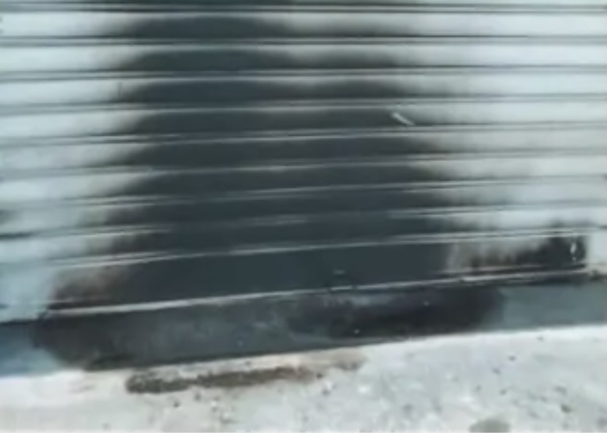 La saracinesca incendiata