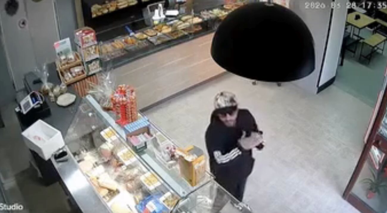 Ruba l’incasso mentre consuma cornetto e caffè: il titolare posta il video sui social