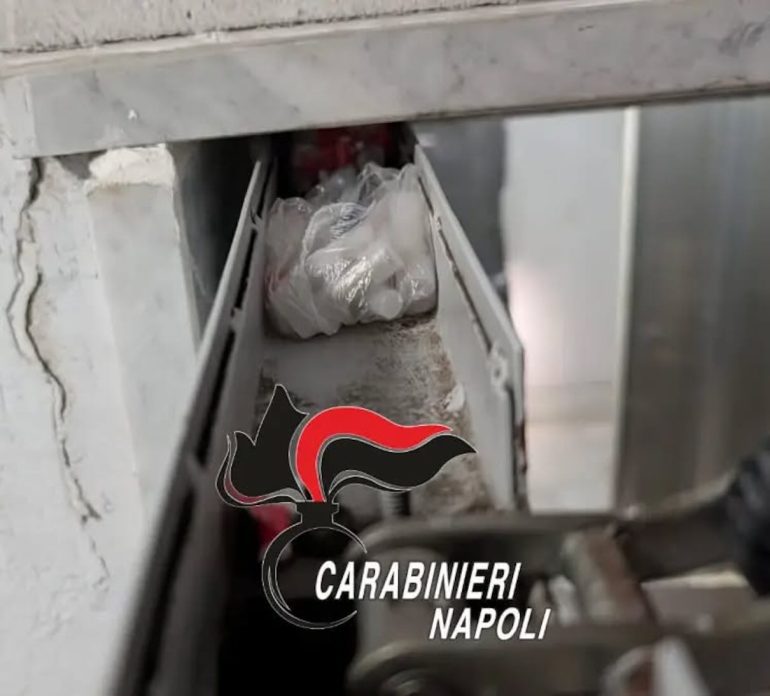 Scampia, colpo allo spaccio nella «33»: pusher incastrato tra le scale dei palazzi