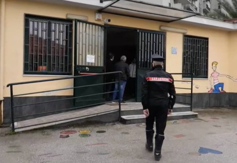 Scampia, l’agguato nel bagno della scuola: 14enne accoltellato «per gioco»